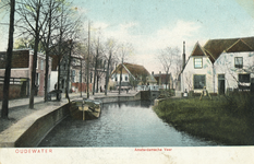 818351 Gezicht op de Lange Linschoten te Oudewater, met links het Amsterdamse Veer.